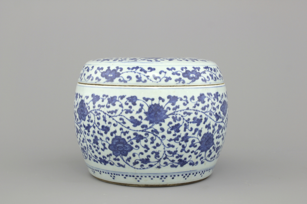 Bo&icirc;te cylindrique couverte en porcelaine de Chine, bleu et blanc, &agrave; d&eacute;cor de lotus, 19e-20e