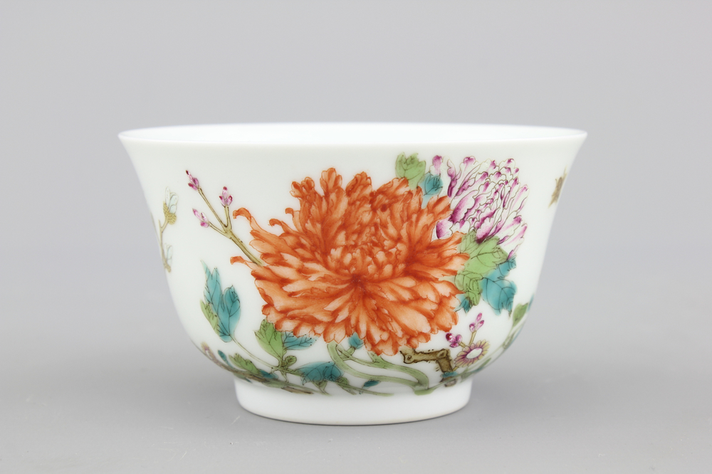 A very fine Chinese porcelain bowl with floral decoration, 19/20th C.