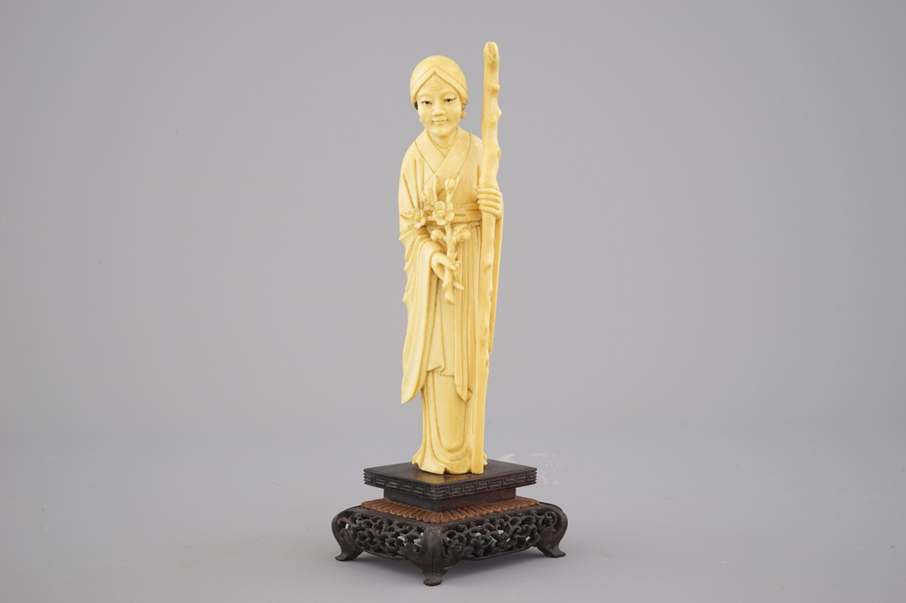 A Chinese carved ivory figure of a lady, 19/20th C.