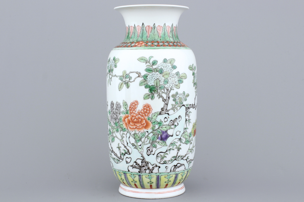 A Chinese porcelain wucai vase, 19/20th C.