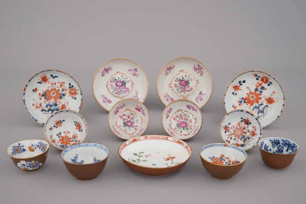 Verzameling van diverse kopjes en schoteltjes in Imari en famille rose palet, 18e eeuw