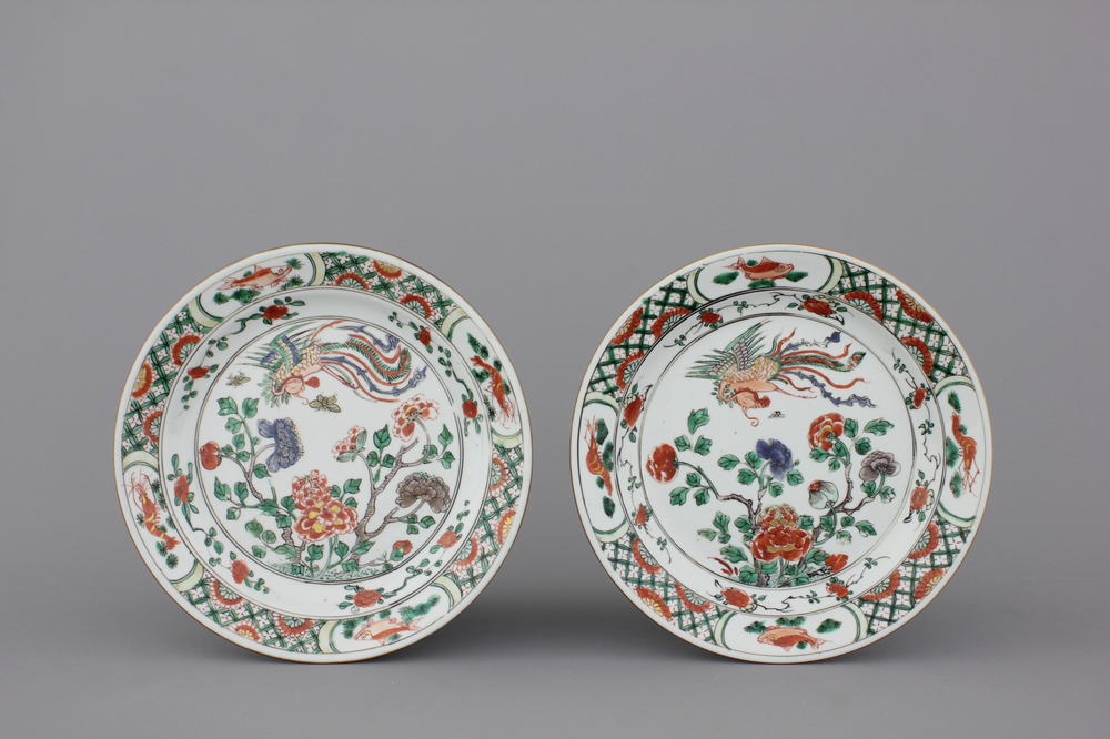 Paar borden in Chinees porselein met feniksen, famille verte, Kangxi, ca 1700