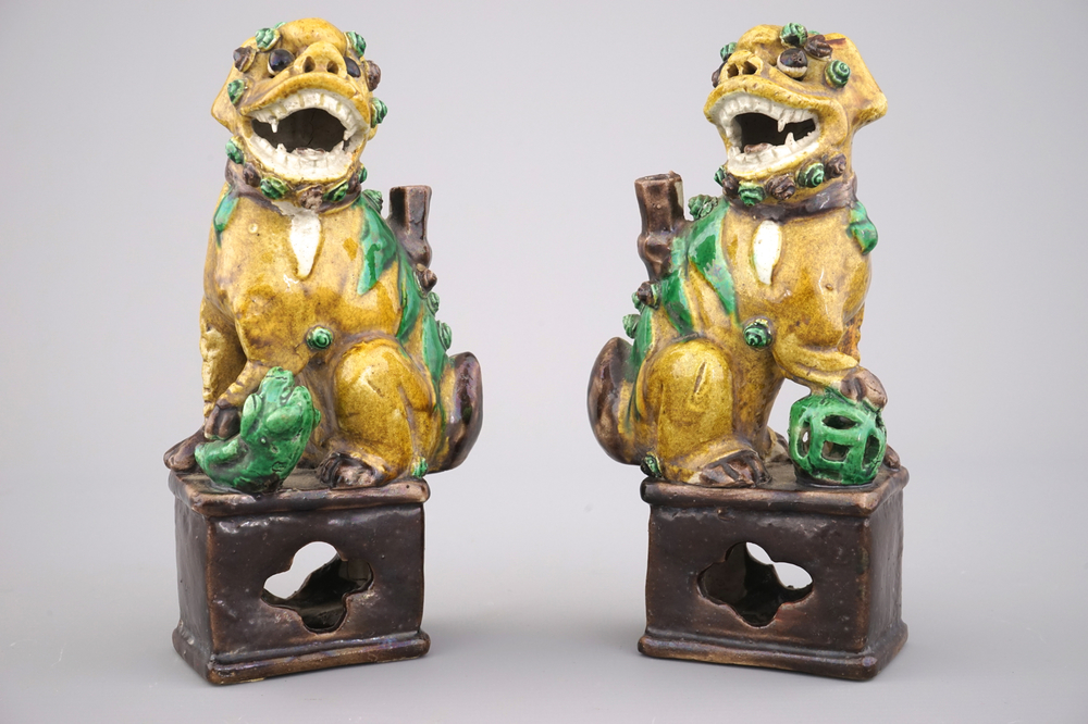 Paar Chinese wierookstokhouders in sancai-geglazuurd aardewerk, in de vorm van Fo-honden, 18e eeuw