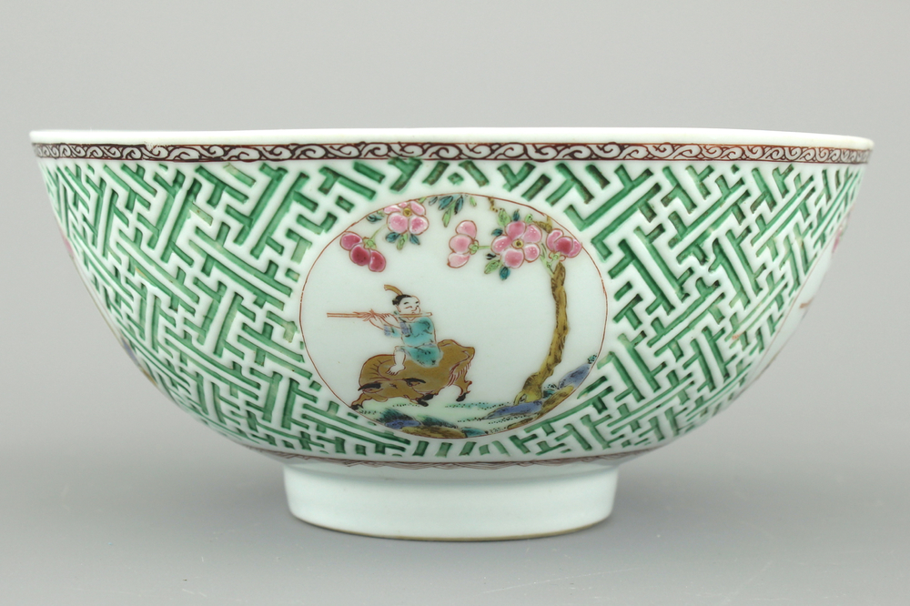 In reli&euml;f versierde kom in Chinees porselein, famille rose, Yongzheng, 1722-1735