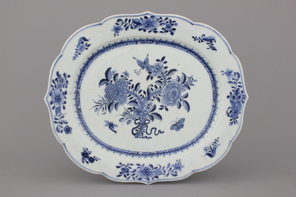 Grand plateau oval en porcelaine de Chine, bleu et blanc, Qianlong, 18e