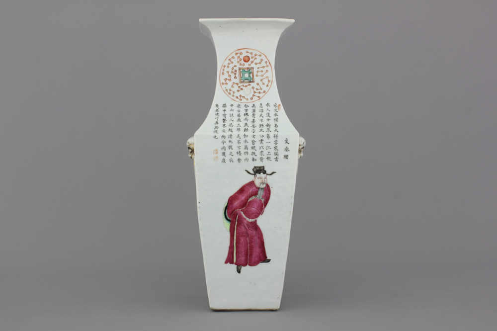Vase carr&eacute; en porcelaine de Chine &agrave; d&eacute;cor d'acteurs et de po&egrave;mes, Wu Shuang Pu, 19e