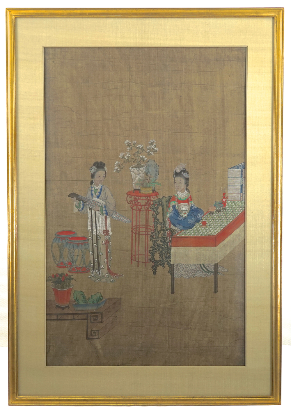 Groot Chinees schilderij op zijde met 2 dames waarvan &eacute;&eacute;n met een qin, 18e-19e eeuw