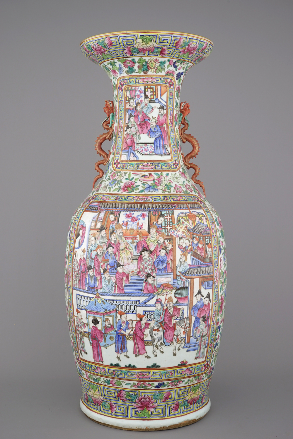 Impressionant vase en porcelaine de Chine &agrave; d&eacute;cor de palais, anses en forme de dragon, Tongzhi, 19e