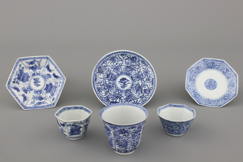 Lot van 3 blauw en witte kopjes en schoteltjes in Chinees porselein, Kangxi