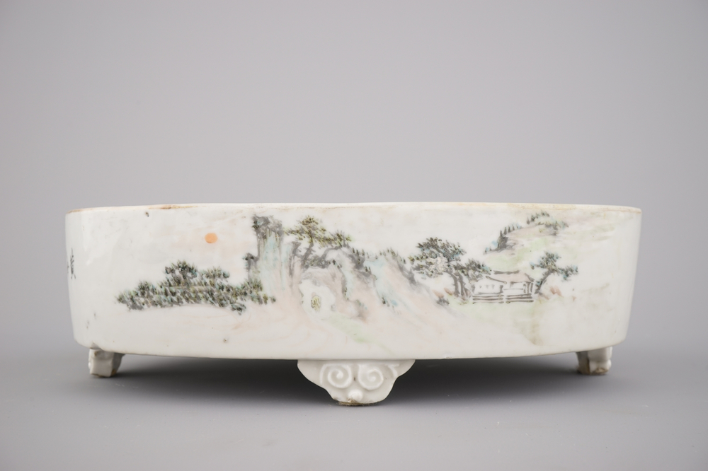 Coupe ovale sur pied en porcelaine de Chine, style Qianjiang, d&eacute;but 20e