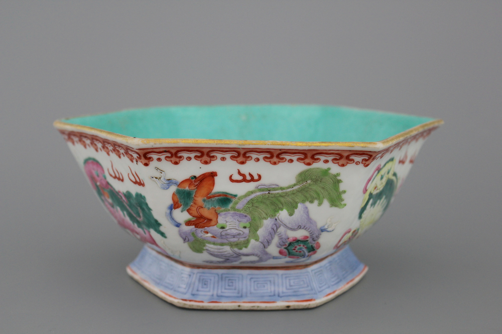 A Chinese porcelain bowl with foo dogs, 19th C.