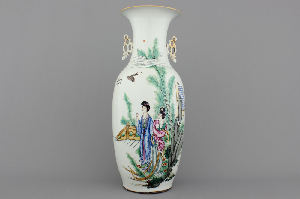 A large Chinese porcelain famille rose vase with a lady, 19/20th C.