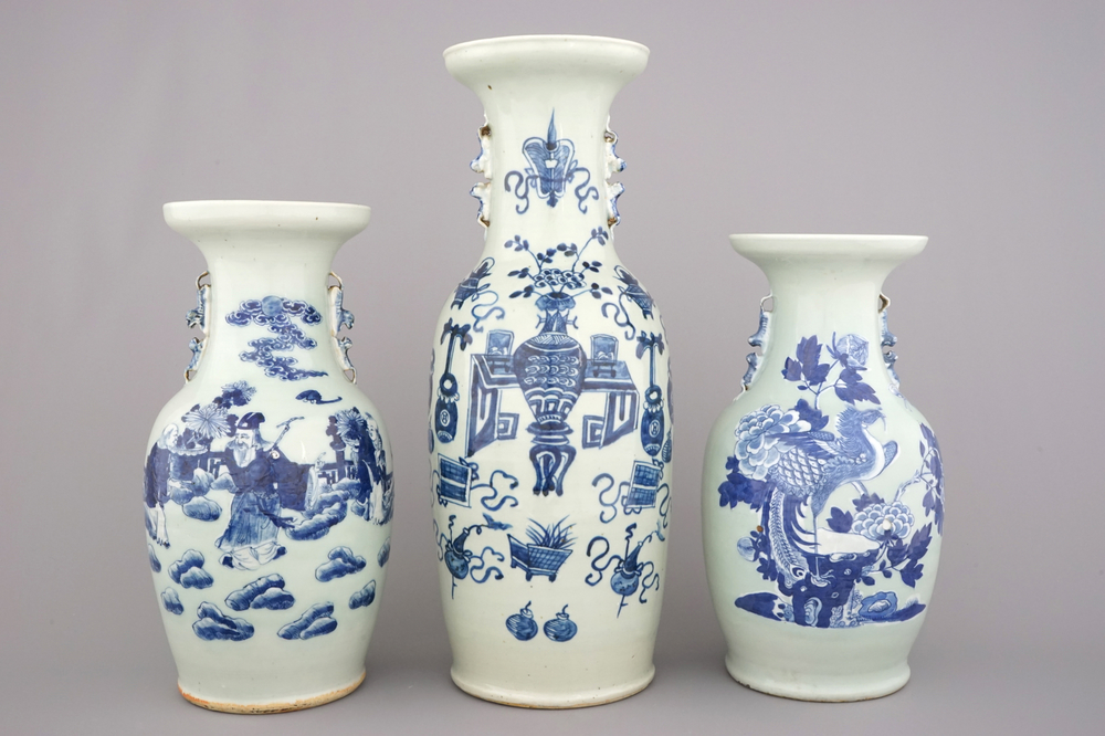 Trois grands vases c&eacute;ladon en porcelaine de Chine:  un avec objets de lettr&eacute;s, un avec un Immortel et un avec un paon, 19e-20e