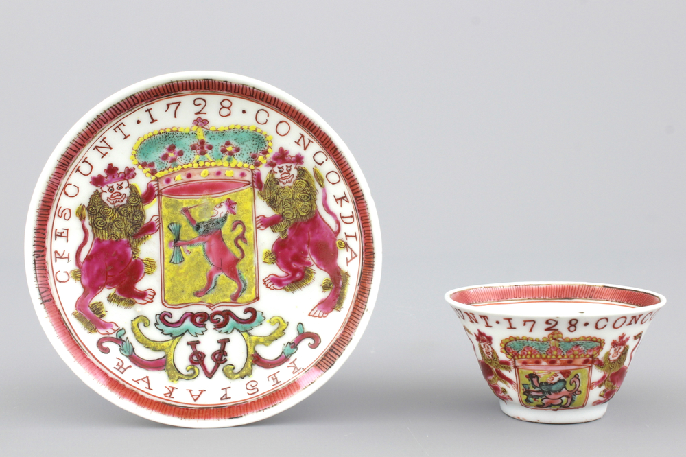 Tasse et sous-tasse h&eacute;raldique en porcelaine de Chine avec armoiries du VOC, dat&eacute;es 1728, Yongzheng