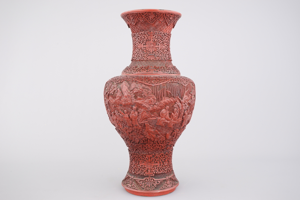Grand vase yenyen chinois sculpt&eacute;, avec laque vermillon, 18e-19e