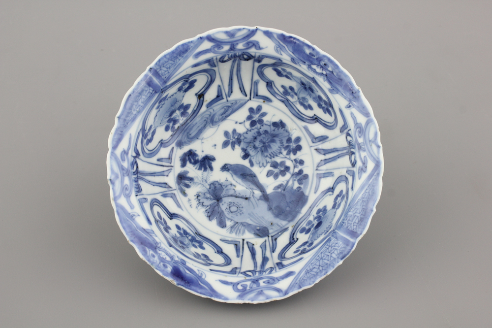 A Chinese porcelain blue and white Ming dynasty Wan-Li klapmuts bowl