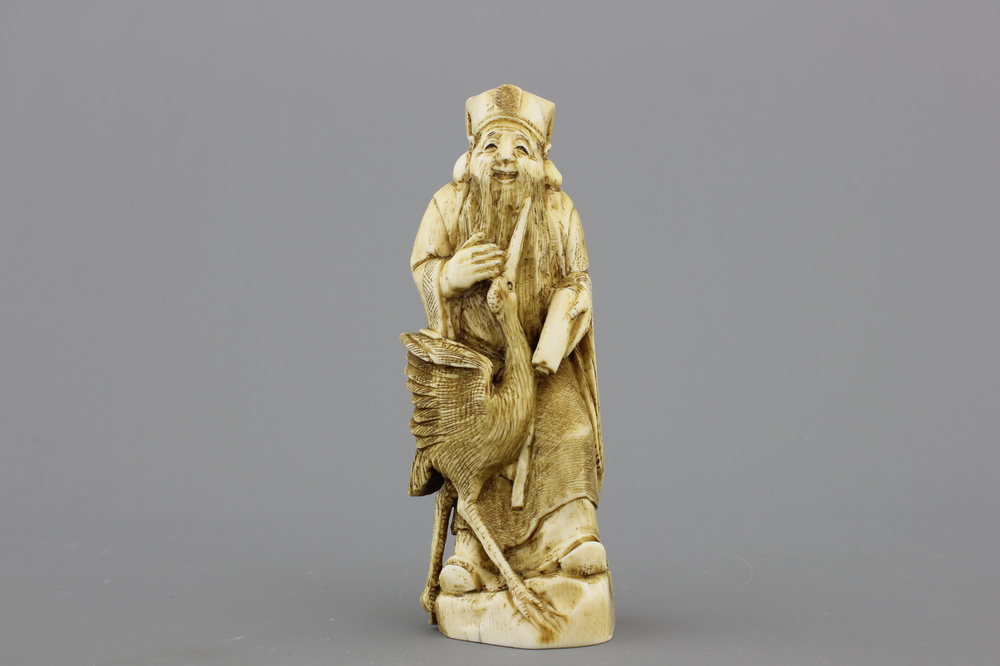 Figure japonaise sculpt&eacute;e &quot;okimono&quot; d'un Sage avec une grue, 19e