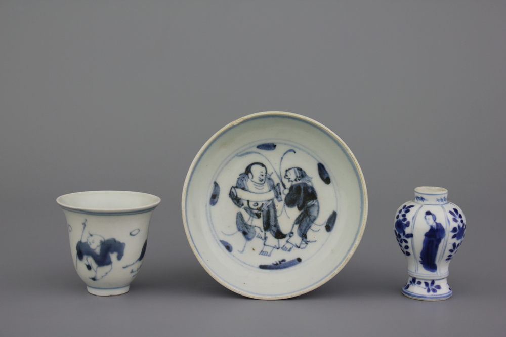 3 blauw en witte voorwerpen in Chinees porselein, Ming-dynastie en Kangxi