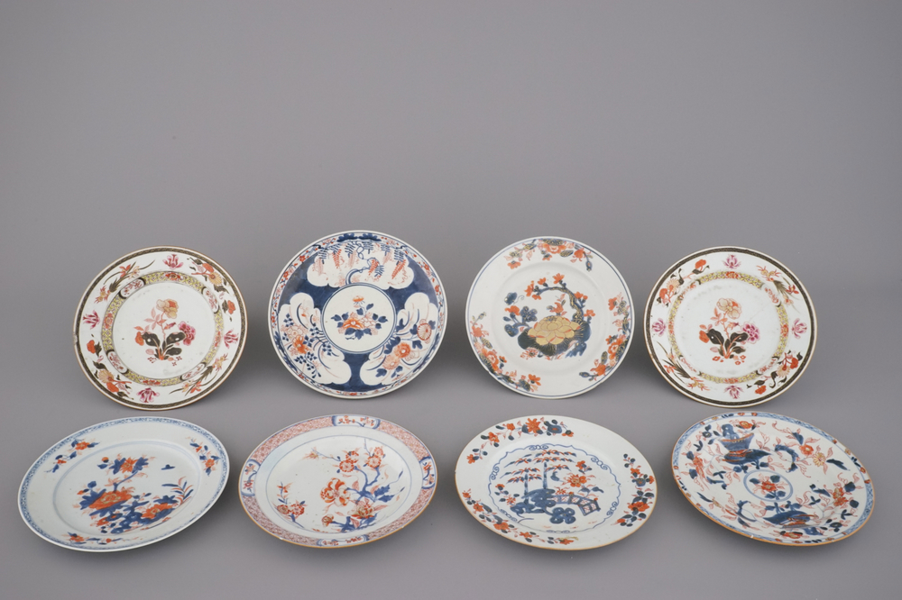 A collection of 8 Imari and famille rose plates, 18th C.