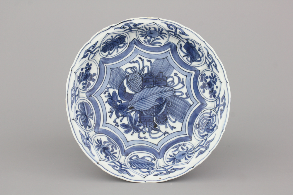 Blauw en wit Wan-Li bord in Chinees porselein, Ming-dynastie, 16e eeuw