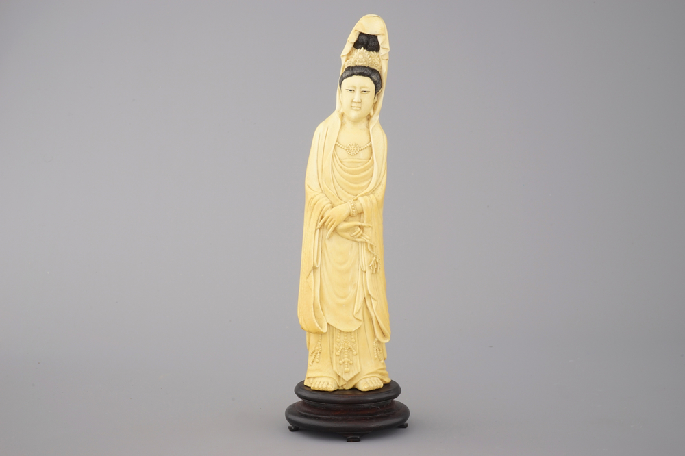 A Chinese carved ivory figure of a guanyin, 19/20th C.