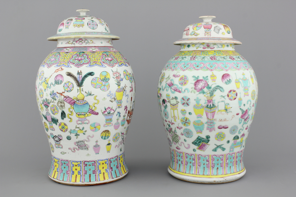 Deux pots couverts en porcelaine de Chine &agrave; d&eacute;cors d'objets de lettr&eacute;s, famille rose, 19e