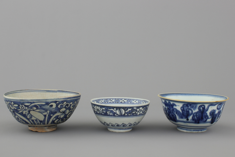 A set of 3 Chinese porcelain blue and white bowls, Ming dynasty