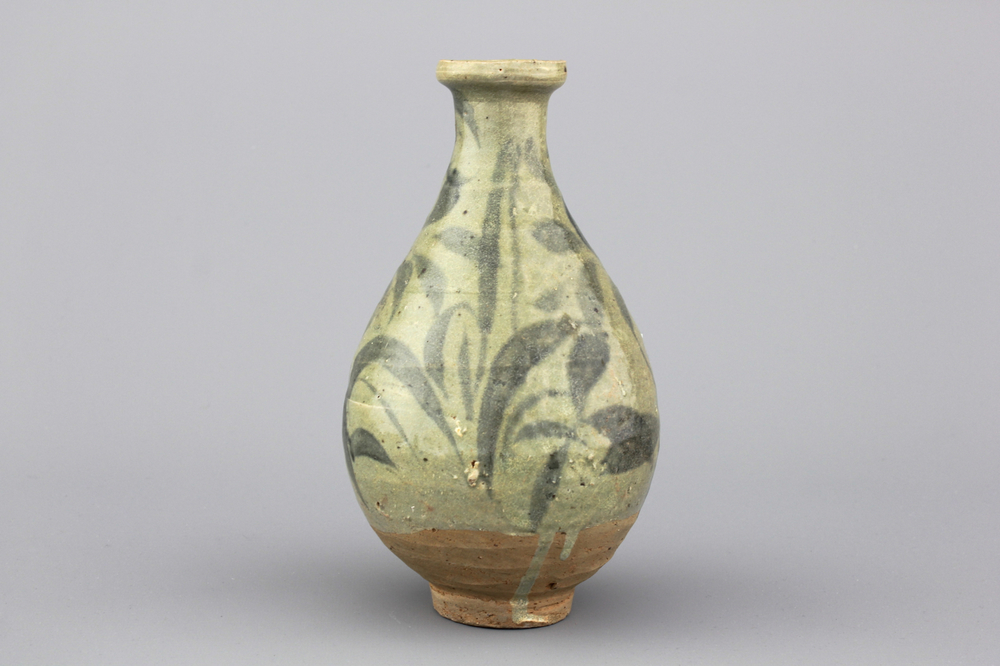 An unusual Korean celadon bottle, 16/17th C.