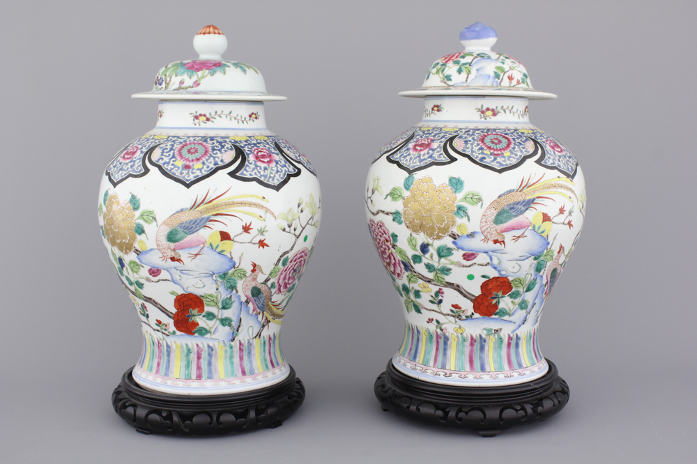 Paire de vases en porcelaine de Chine &agrave; d&eacute;cor floral, famille rose, 19e