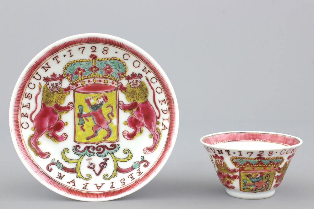 Tasse et sous-tasse h&eacute;raldique en porcelaine de Chine avec armoiries du VOC, dat&eacute;es 1728, Yongzheng