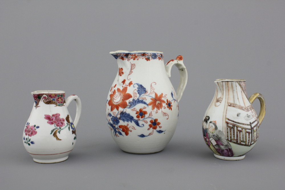 Groupe de 3 pichets diff&eacute;rents en porcelaine de Chine, 18e