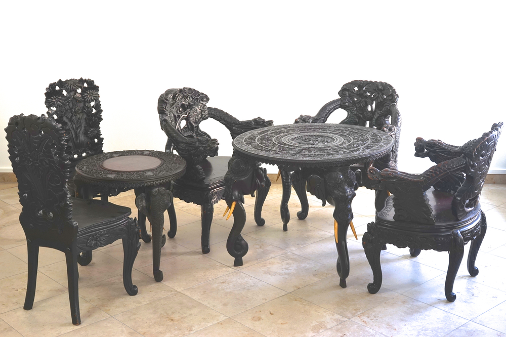 Garniture de meubles chinoise en bois sculpt&eacute;