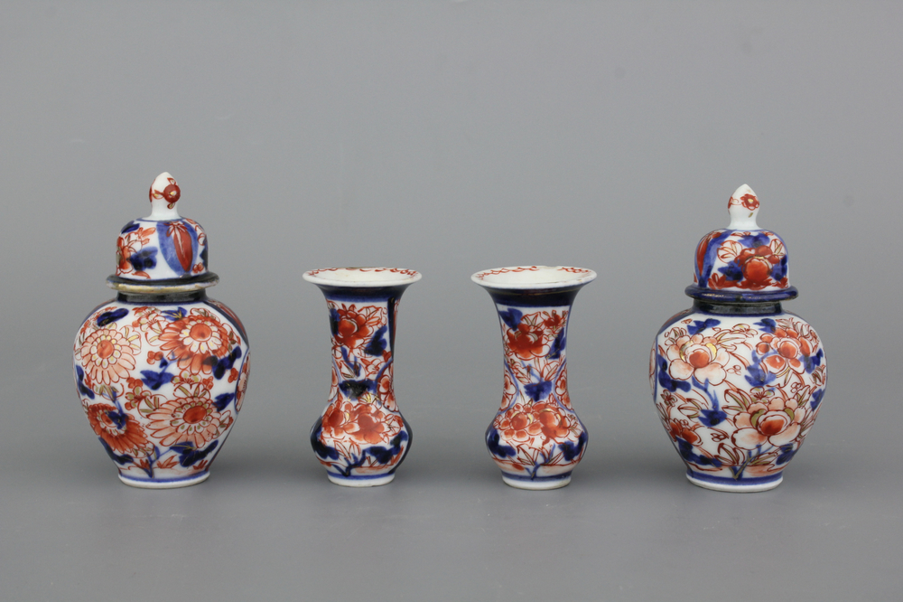 A Japanese porcelain Imari miniature garniture, 18/19th C.
