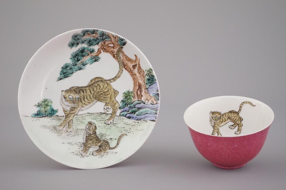 Tasse et sous tasse tr&egrave;s fines &agrave; d&eacute;cor de tigre en porcelaine de Chine 'coquille d'oeuf', dos en rouge rubis, probablement Yongzhen, 18e