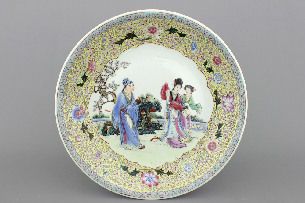 Tr&egrave;s grand plat fin en porcelaine de Chine &agrave; d&eacute;cor de figures dans un jardin, 20e