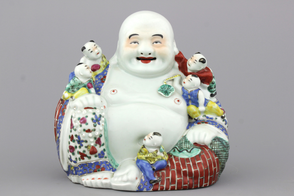 Boeddha avec gar&ccedil;ons en porcelaine de Chine, polychrome, 19e-20e