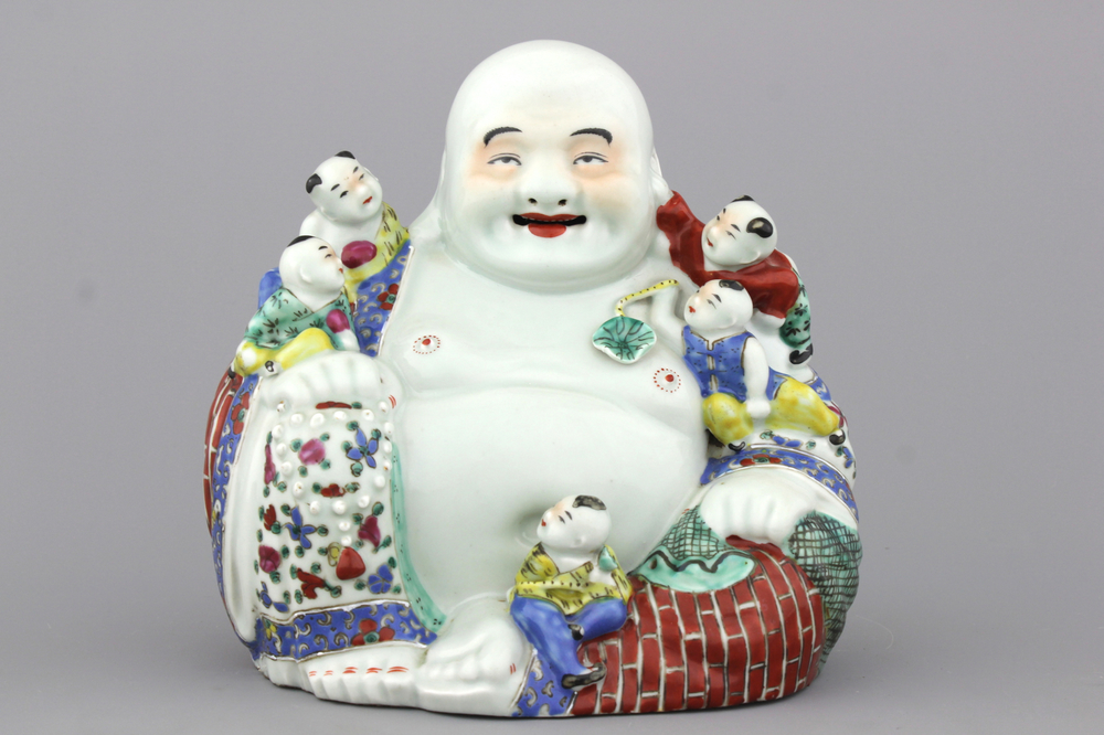 A Chinese porcelain polychrome buddha with boys, 19/20th C.