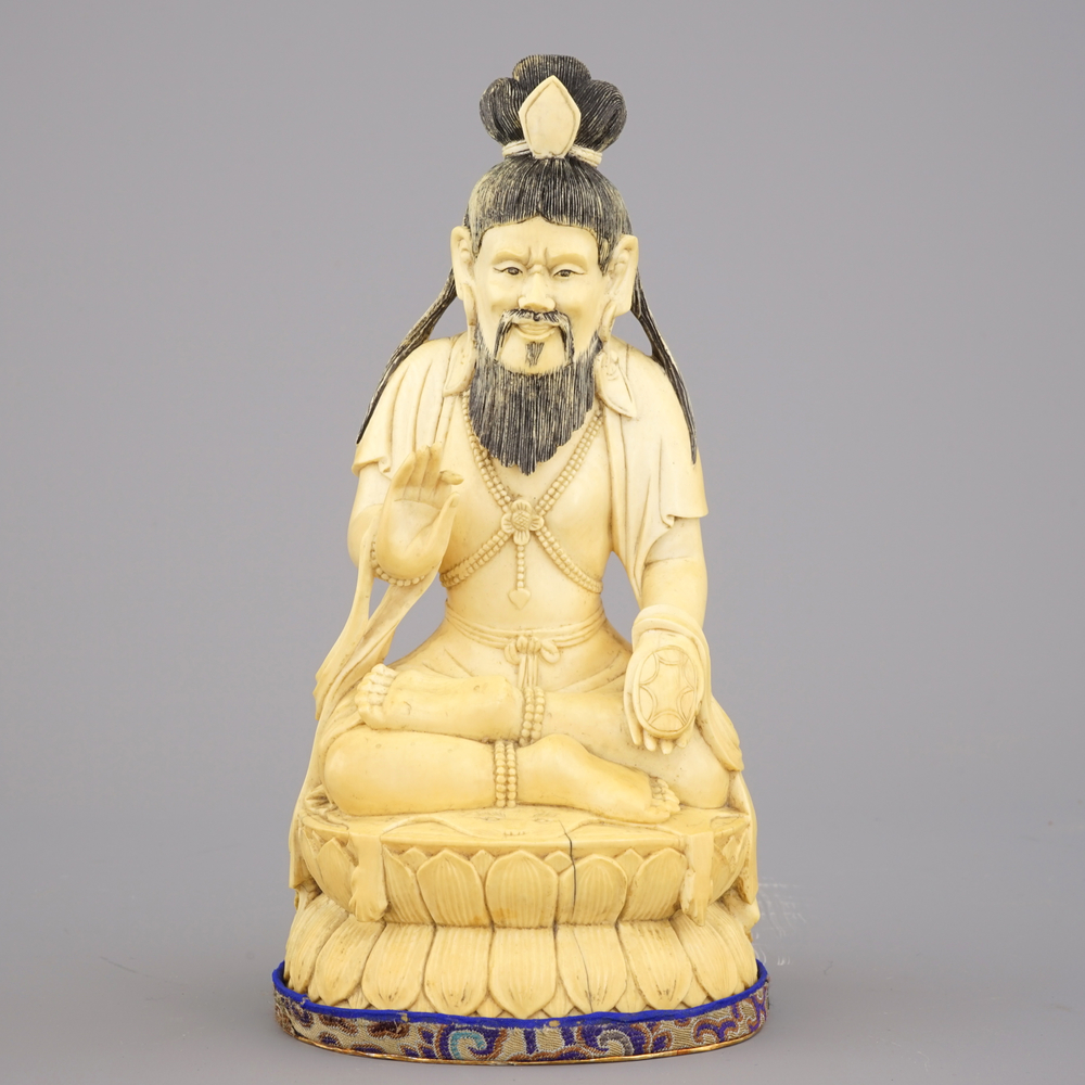 Figure chinoise de Luohan assis, en ivoire sculpt&eacute;, 19e-20e