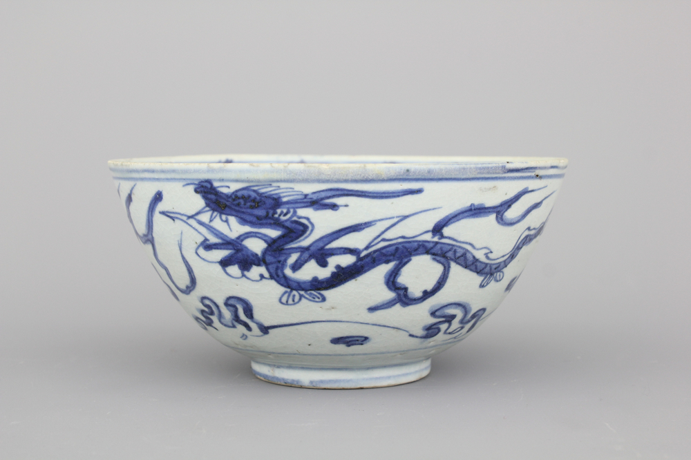 Coupe en porcelaine de Chine, bleu et blanc, &agrave; d&eacute;cor d'un dragon, dynastie Ming