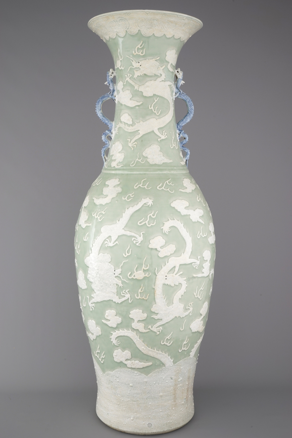 Impressionant vase &agrave; d&eacute;cor de dragon, fond c&eacute;ladon, en porcelaine de Chine, d&eacute;but 19e