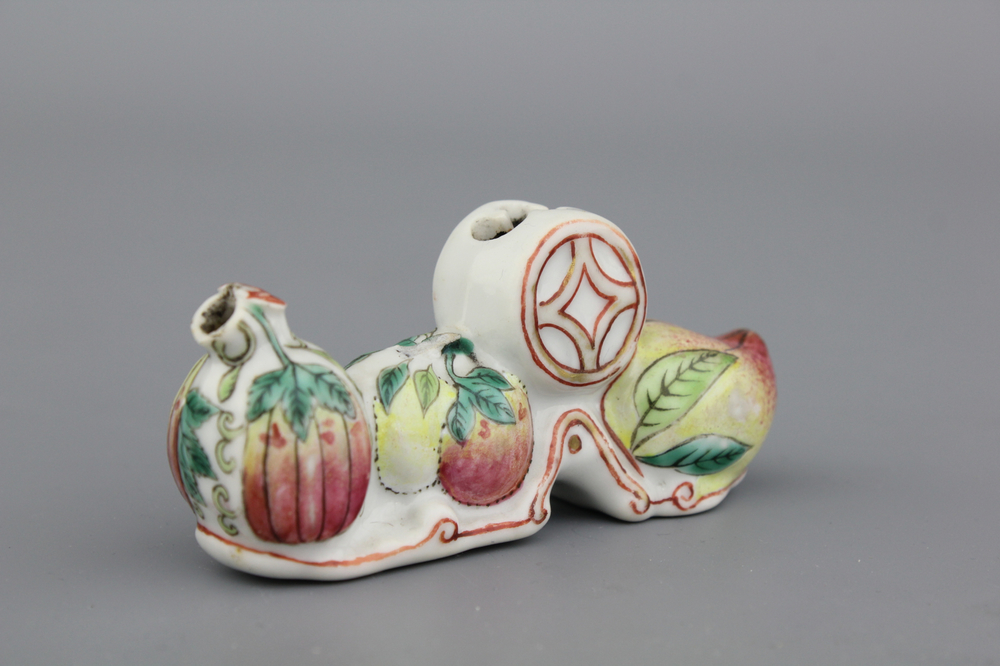 A Chinese porcelain famille rose brush rest shaped as sanduo fruits, 19th C.