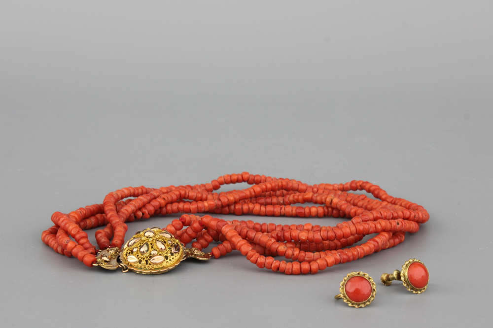 A set of Chinese coral and gold jewellery, 19th C.