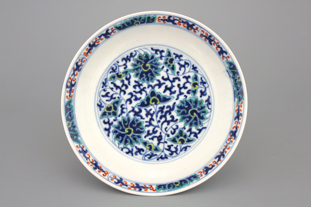 A Chinese porcelain doucai lotus scroll plate, 19th C.