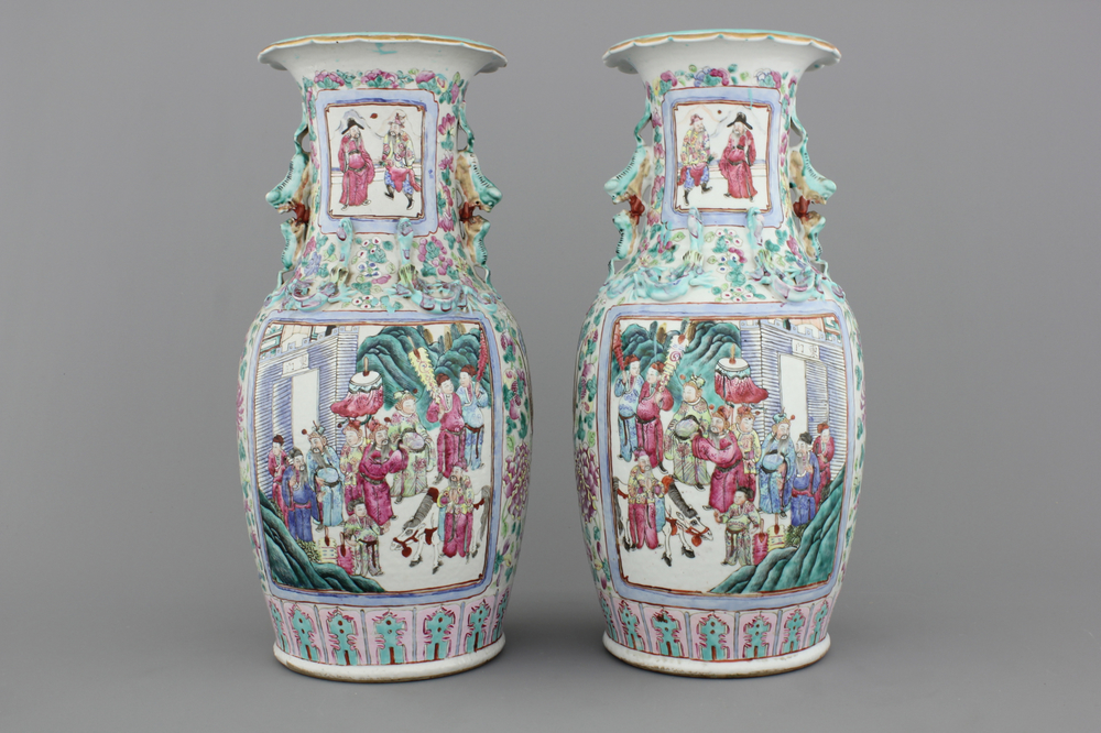 Paire de vases en porcelaine de Chine &agrave; d&eacute;cor d'un palais, famille rose, 19e
