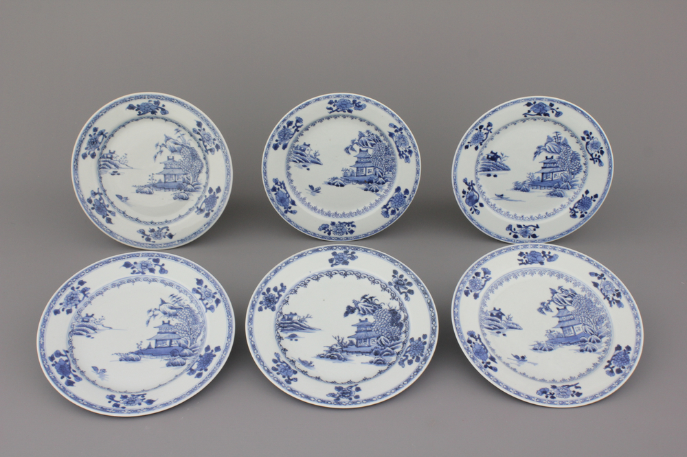 Lot van 6 blauw en witte borden in Chinees porselein met landschappen, 18e eeuw