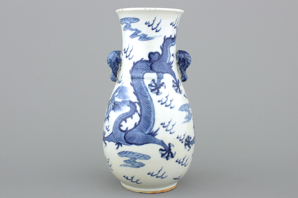 Vase en porcelaine de Chine, bleu et blanc, avec dragons et anses en forme d'&eacute;l&eacute;phant, Guangxu, 19e