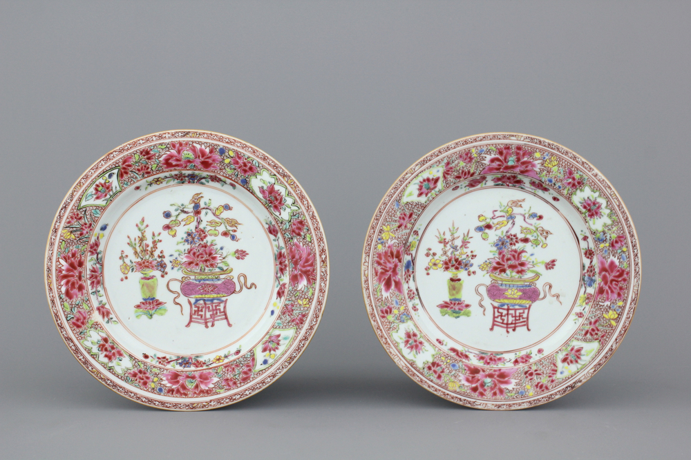 Paar borden in Chinees porselein, famille rose, Qianlong, 18e eeuw