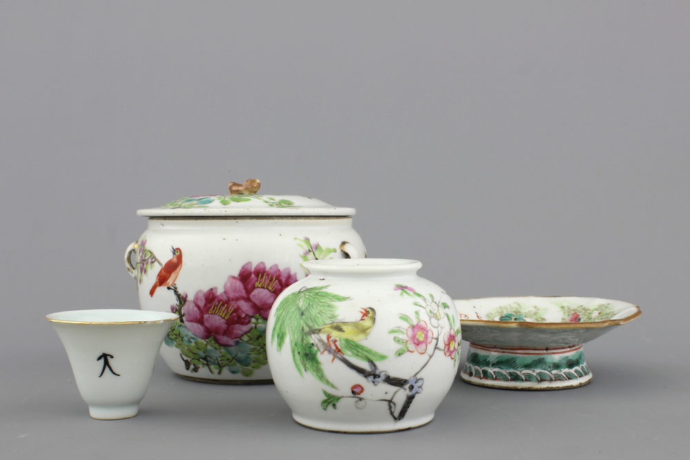 Groep van kommen en kopjes in Chinees porselein, famille, rose, 19e-20e eeuw