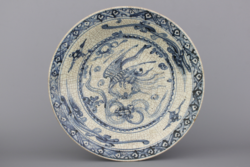 Grand plat Swatow en porcelaine de Chine, dynastie Ming, 16e