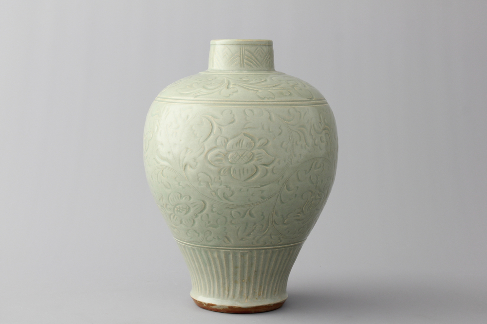 Gegraveerde celadon vaas in Chinees porselein, mogelijk Ming Longquan